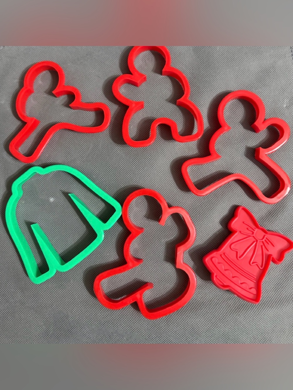 Set of 6 plastic Cookie Cutters: festive Gingerbread figures, holiday sweater +1